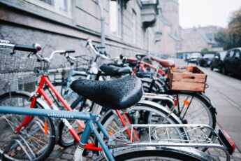 Cykler der holder parkeret ved togstation