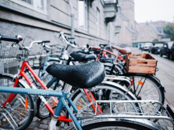 Cykler der holder parkeret ved togstation